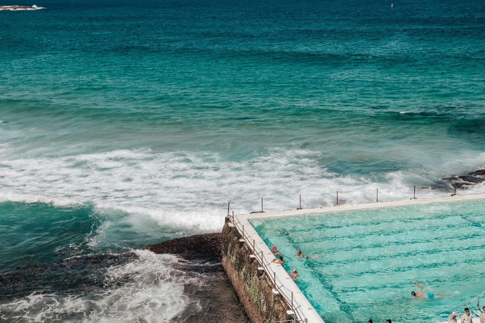 🌊 Pourquoi l’eau de mer paraît plus fraîche que celle de la piscine (non chauffée) ?