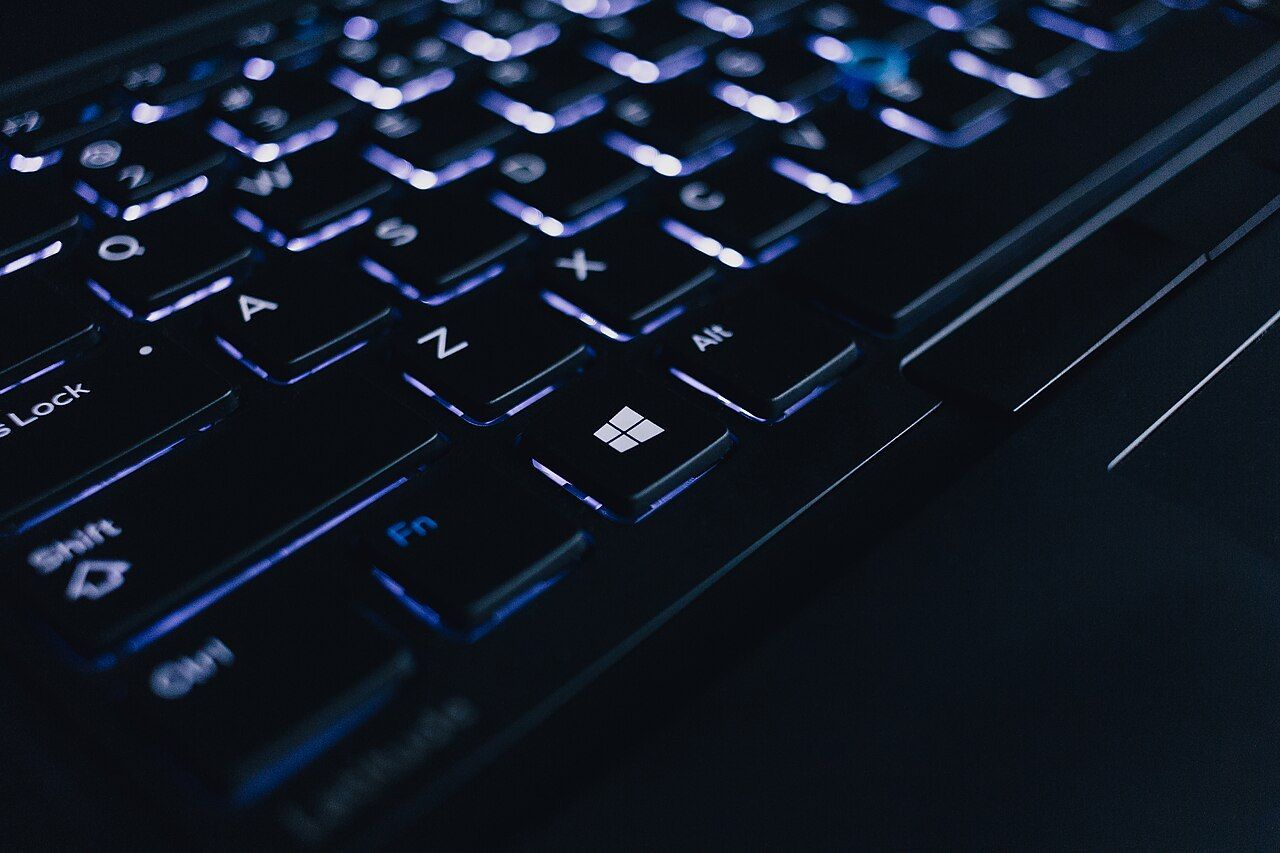 Gros plan sur un clavier d’ordinateur rétroéclairé.
