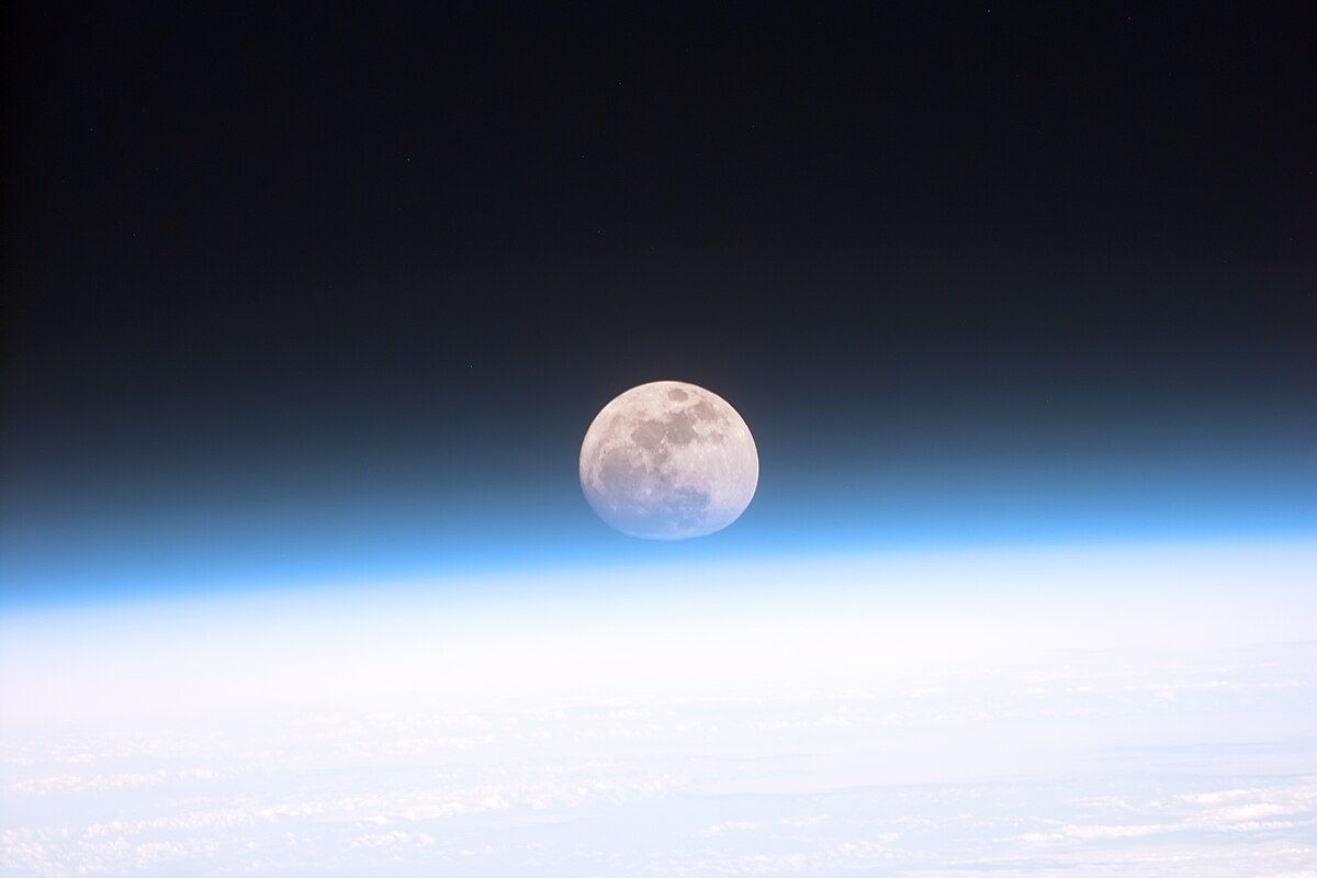🌔 Pourquoi la Lune ne s'écrase pas sur la Terre ?