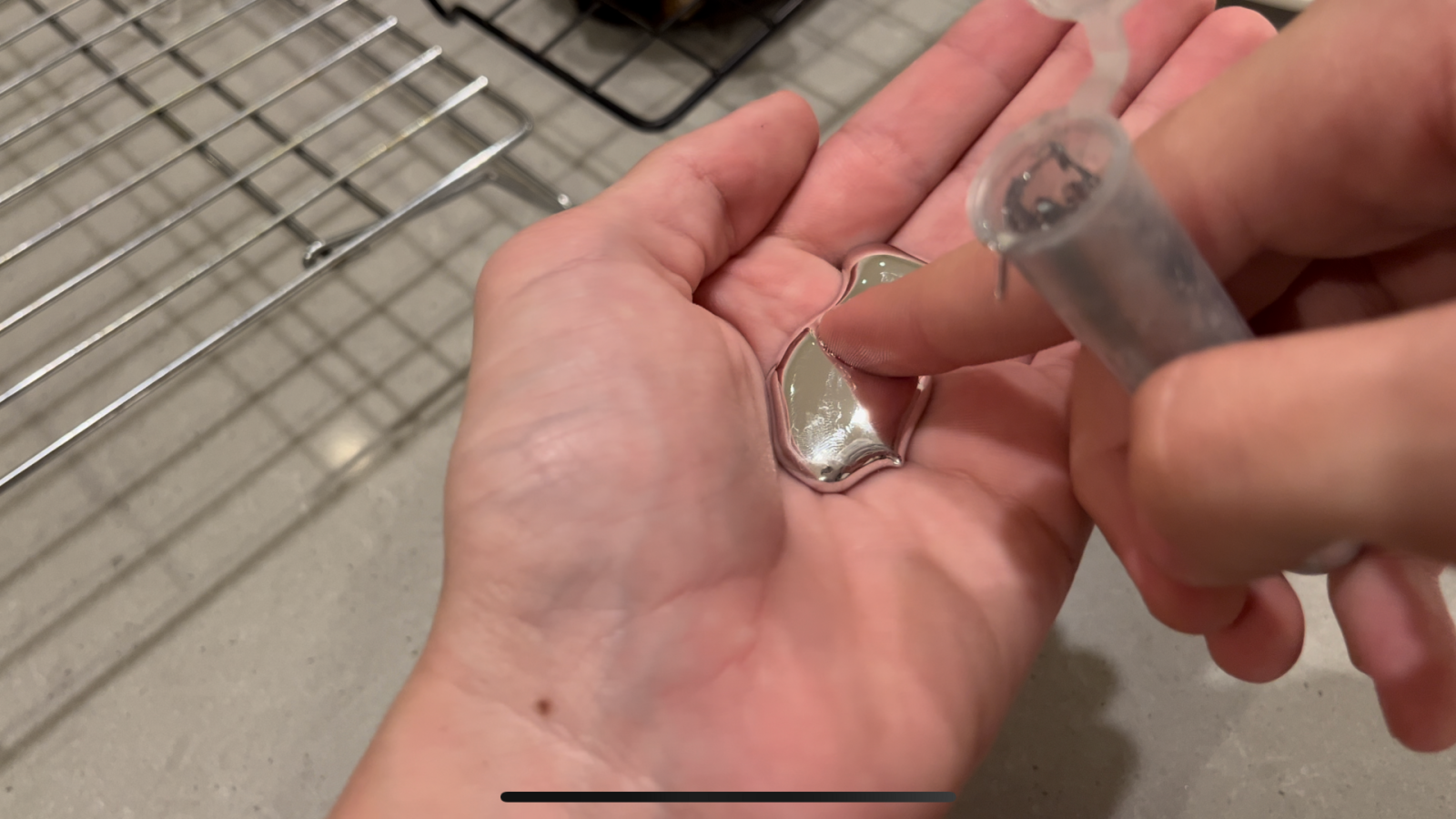 ⚛️ The gallium anomaly, this metal that melts in the hand, explained