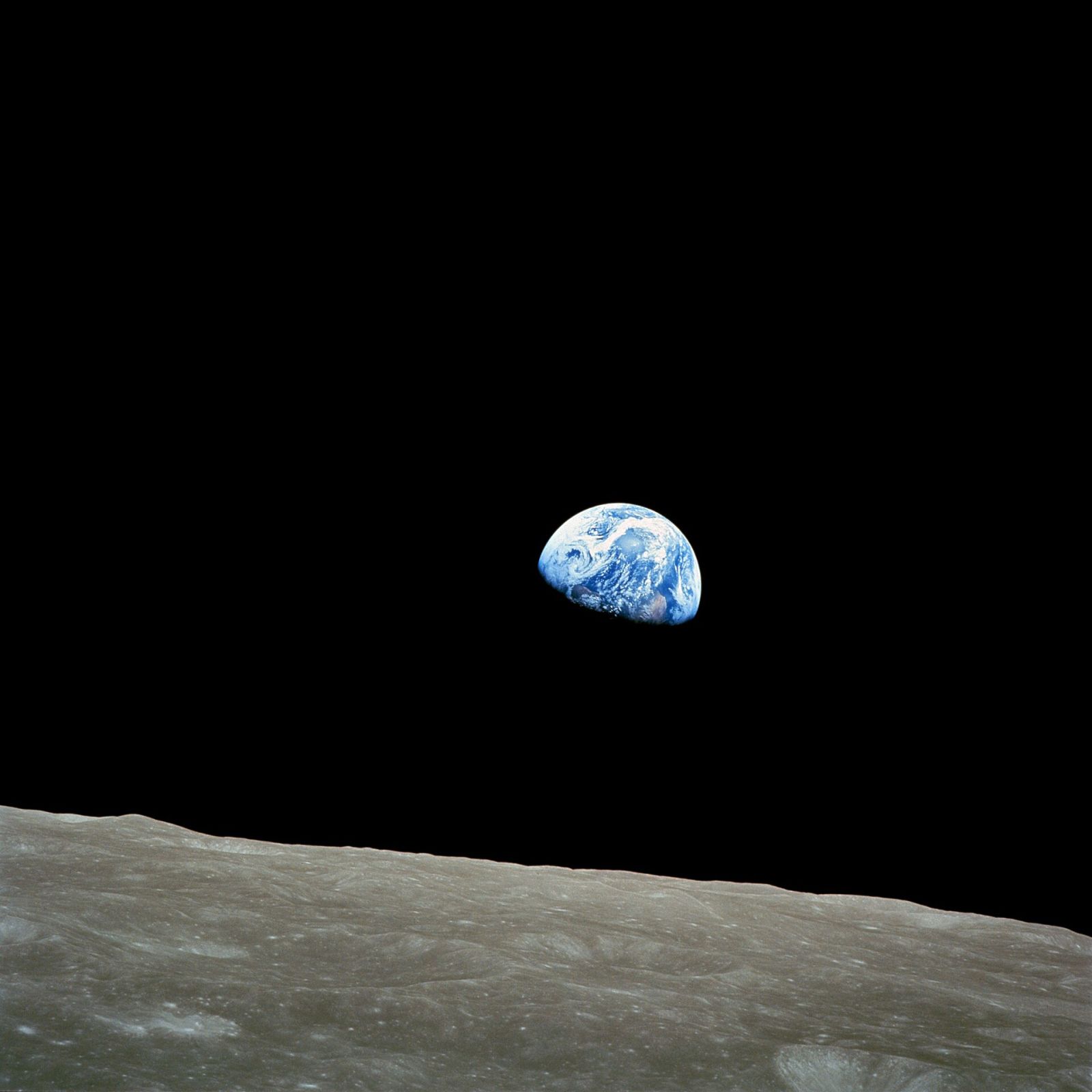 Por que nosso ambiente parece plano quando a Terra é redonda? 🌍
