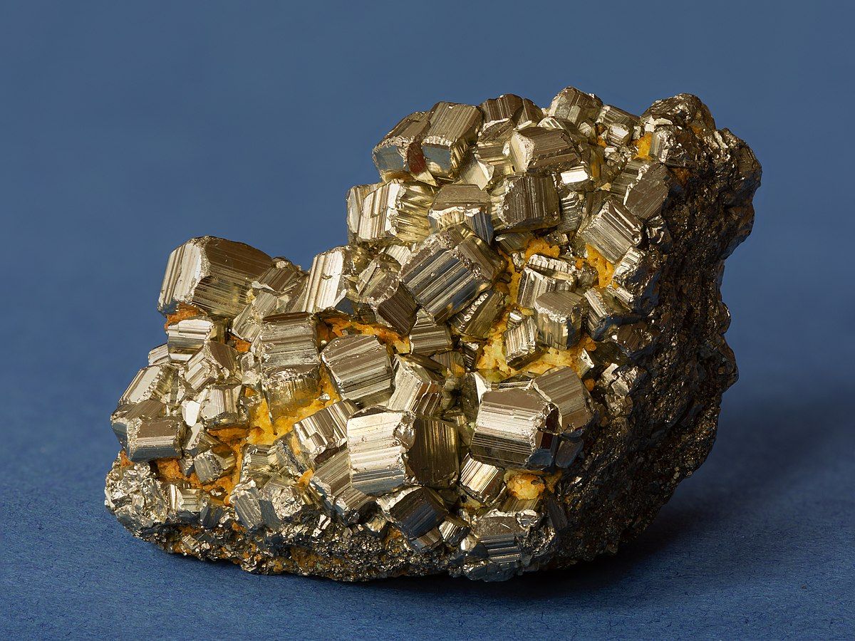 💎 Pourquoi certaines pierres brillent-elles ?