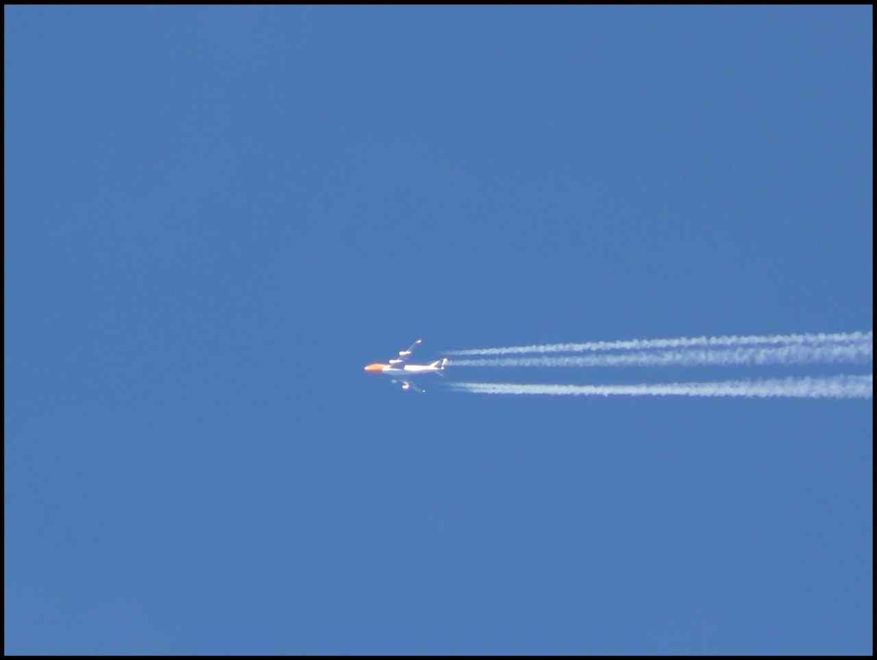 Un Boeing 747 laisse plusieurs traînées de condensation dans le ciel.
