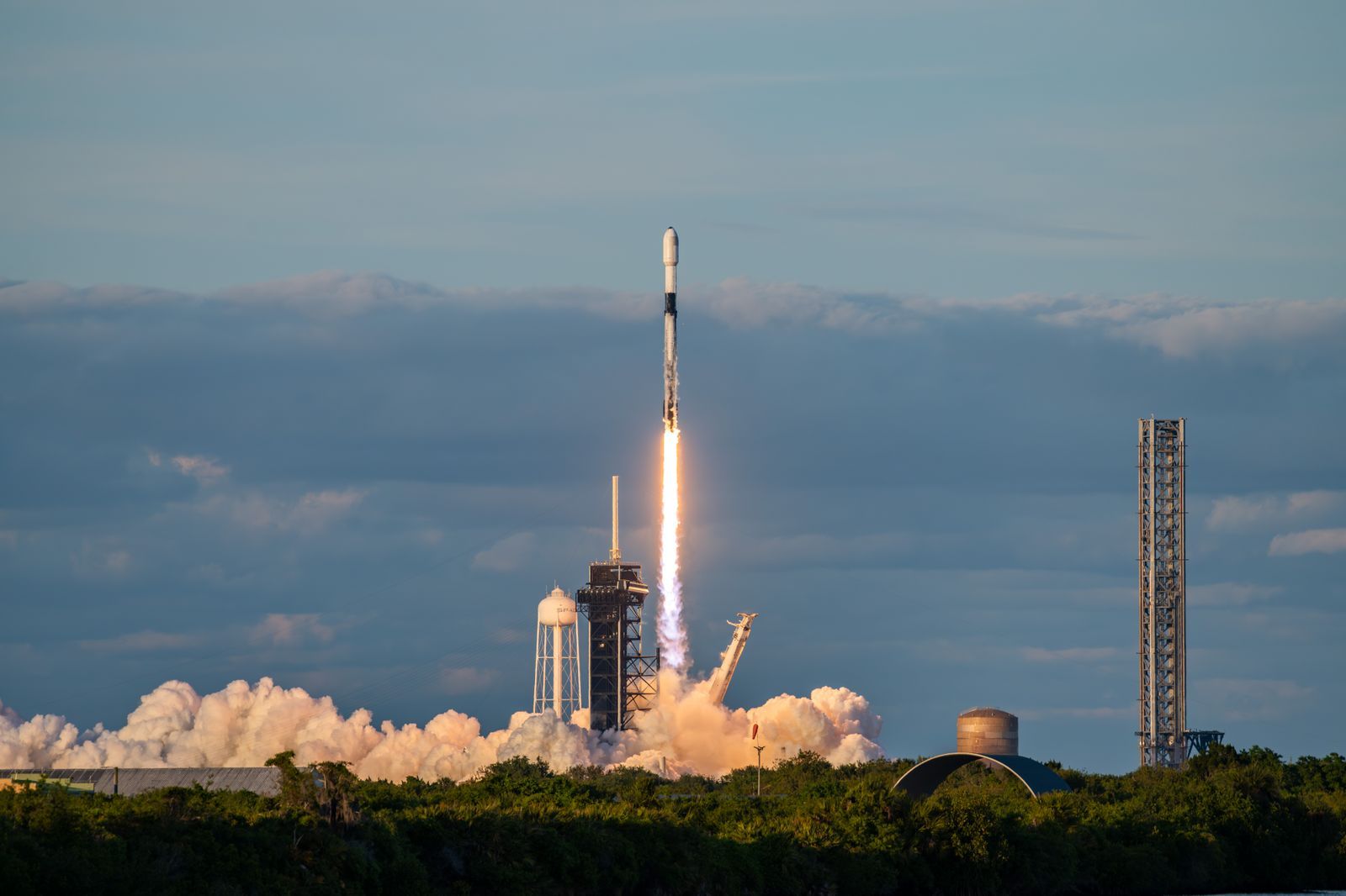 Une fusée Falcon 9 décolle depuis la Floride.