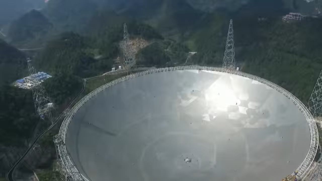 Vue générale de l’antenne du radiotélescope FAST, dans le Guizhou chinois.