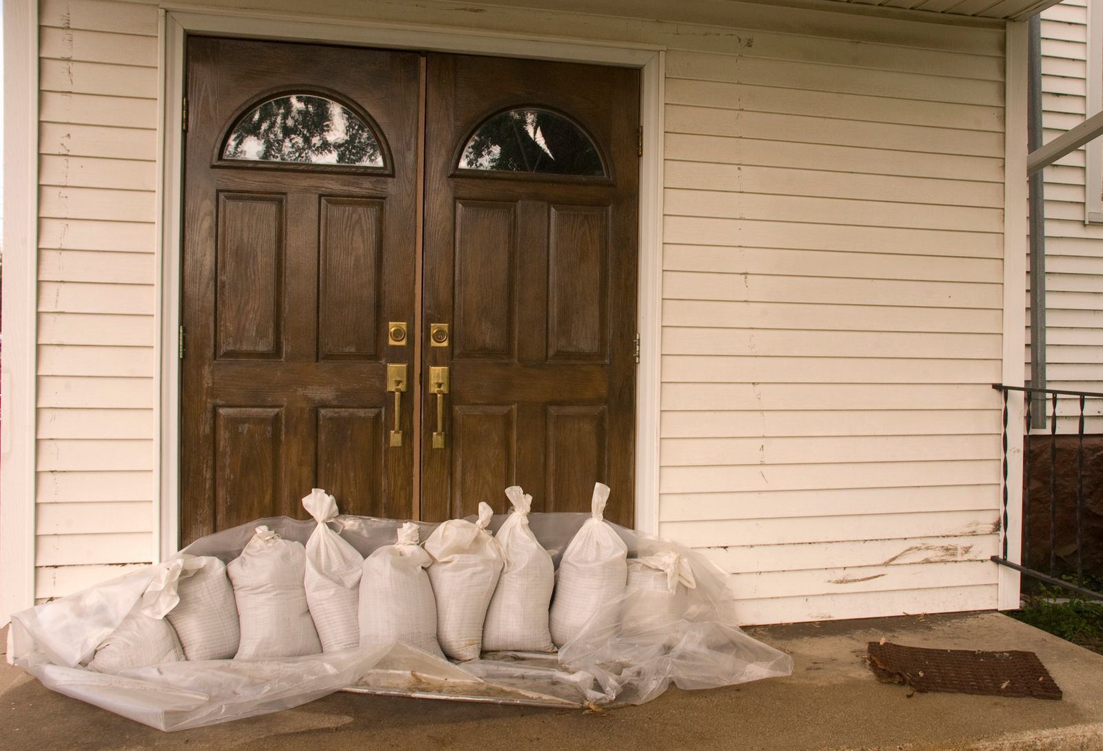 Sacs de sable empilés devant les portes de maisons à Lamont, dans l’Iowa, avant une inondation de juin 2008.