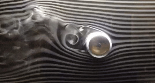 Effet Magnus sur un cylindre dans une soufflerie à fumées.