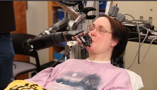 Vidéo: Un nouveau bras robotisé contrôlé par la pensée
