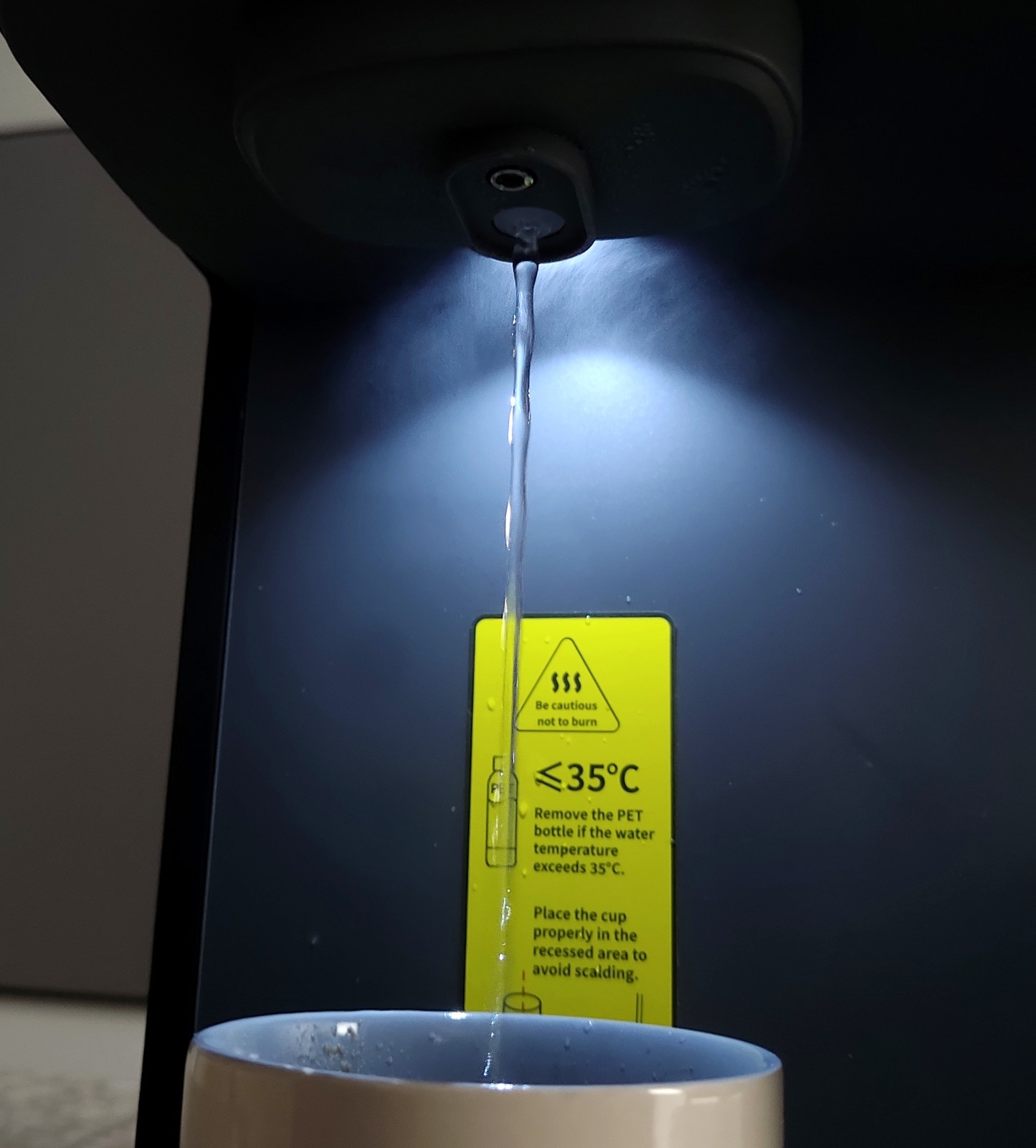 Gros plan sur le jet d'eau très chaude.