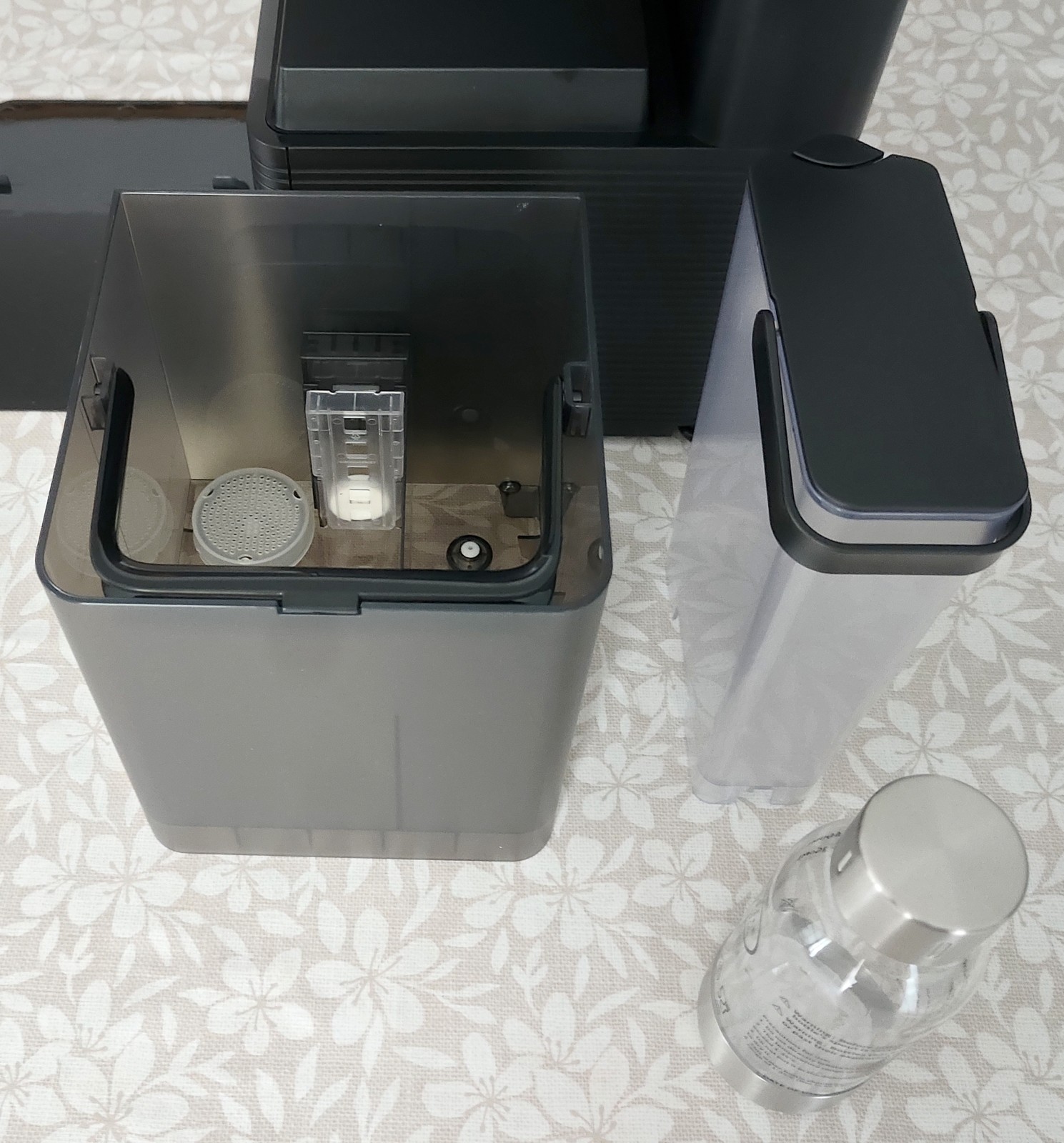 Le réservoir principal, le réservoir filtré et la bouteille pour l'eau gazeuse.