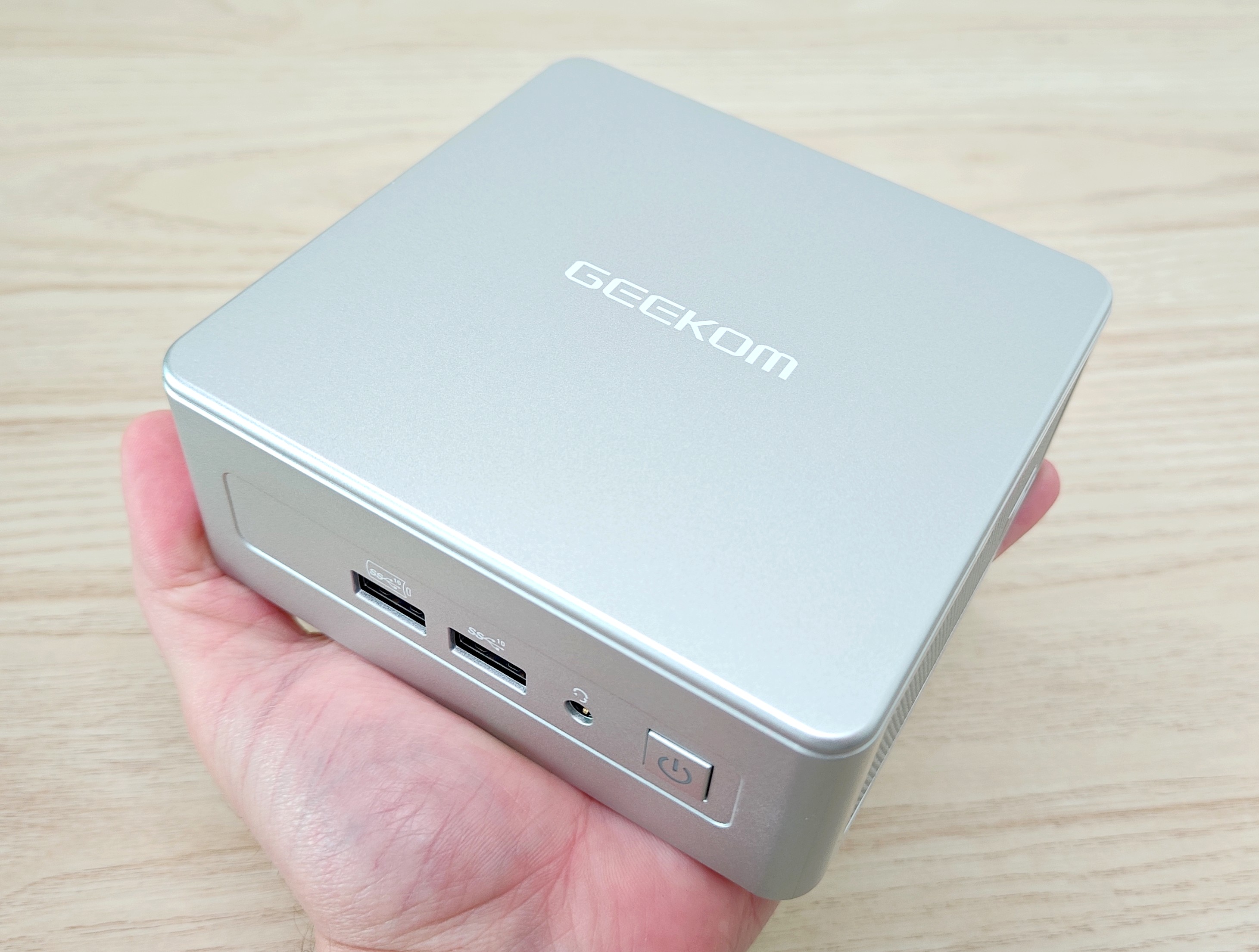 Test mini-PC Geekom AE7: très bonnes performances dans un classique format cubique