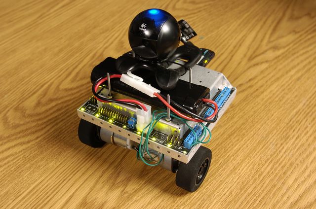 Qwerkbots: des robots contrôlés par Internet et faciles à monter