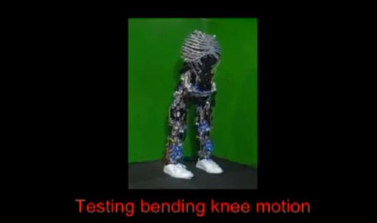 Vidéo: Kenshiro, le robot conçu avec des muscles et des os