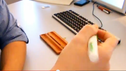 Vidéo: Lernstift, un stylo qui détecte les fautes d'orthographe