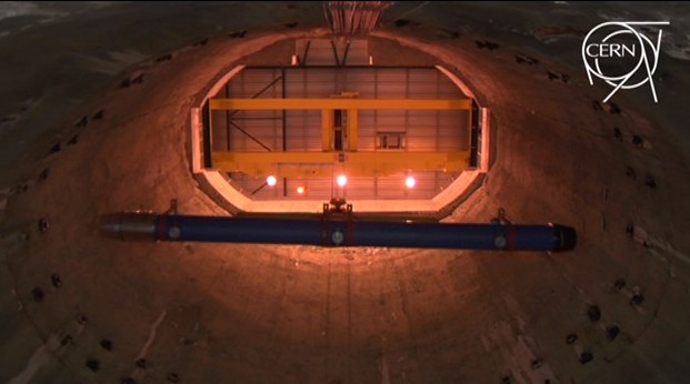 Réparation du LHC : le dernier aimant descendu sous terre
