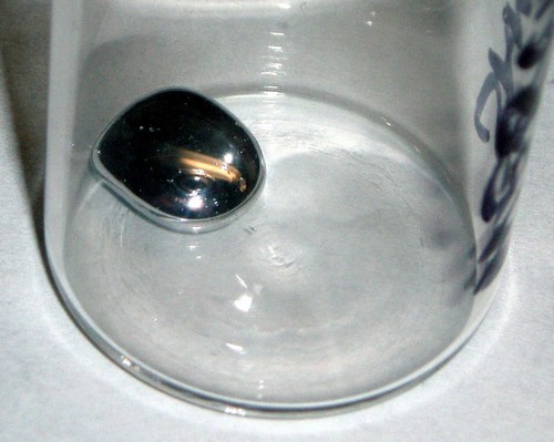 Pourquoi le mercure est-il liquide à température ambiante ?
