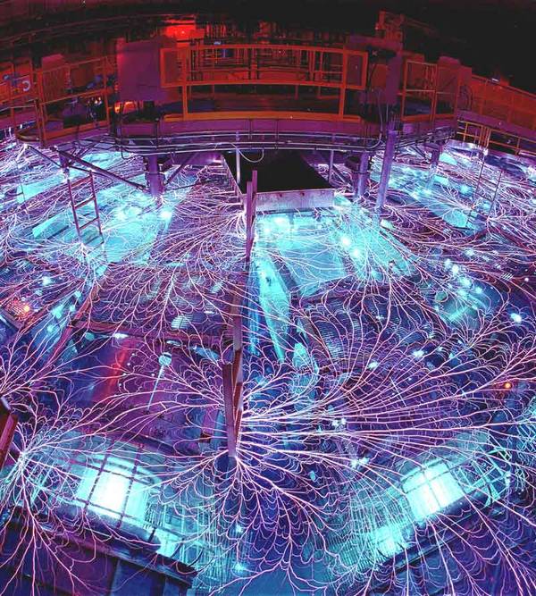 Huit millions de volts, plus de deux milliards de degrés en laboratoire !