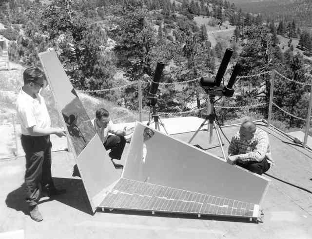 Rétro 1961: Tests de panneaux solaires sur une terrasse du JPL