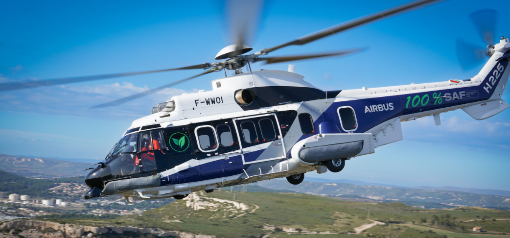 Un hélicoptère Airbus vole avec un dérivé d'huile de cuisson usagée