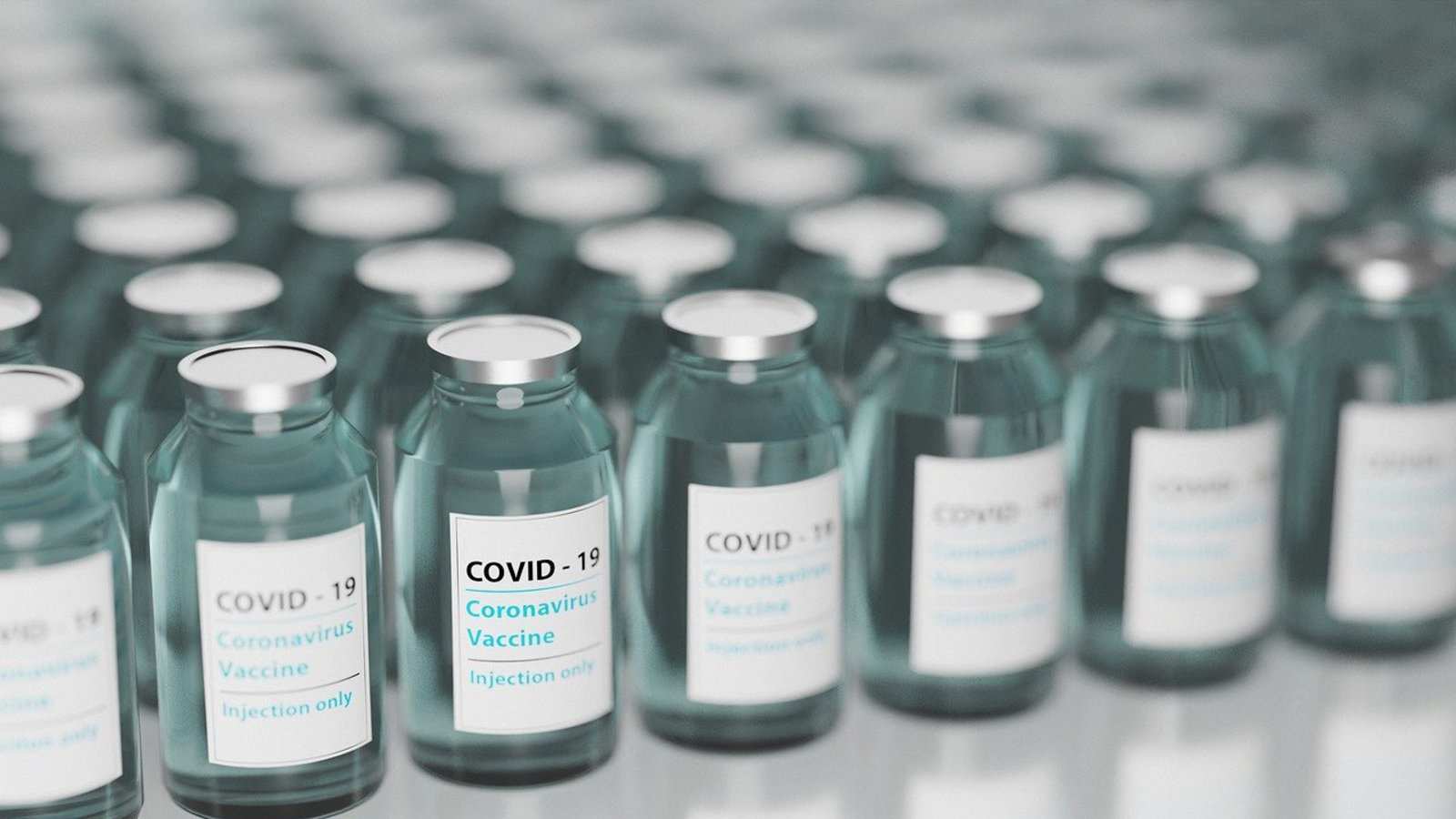 COVID-19: des millions de doses de vaccins jetées à la poubelle