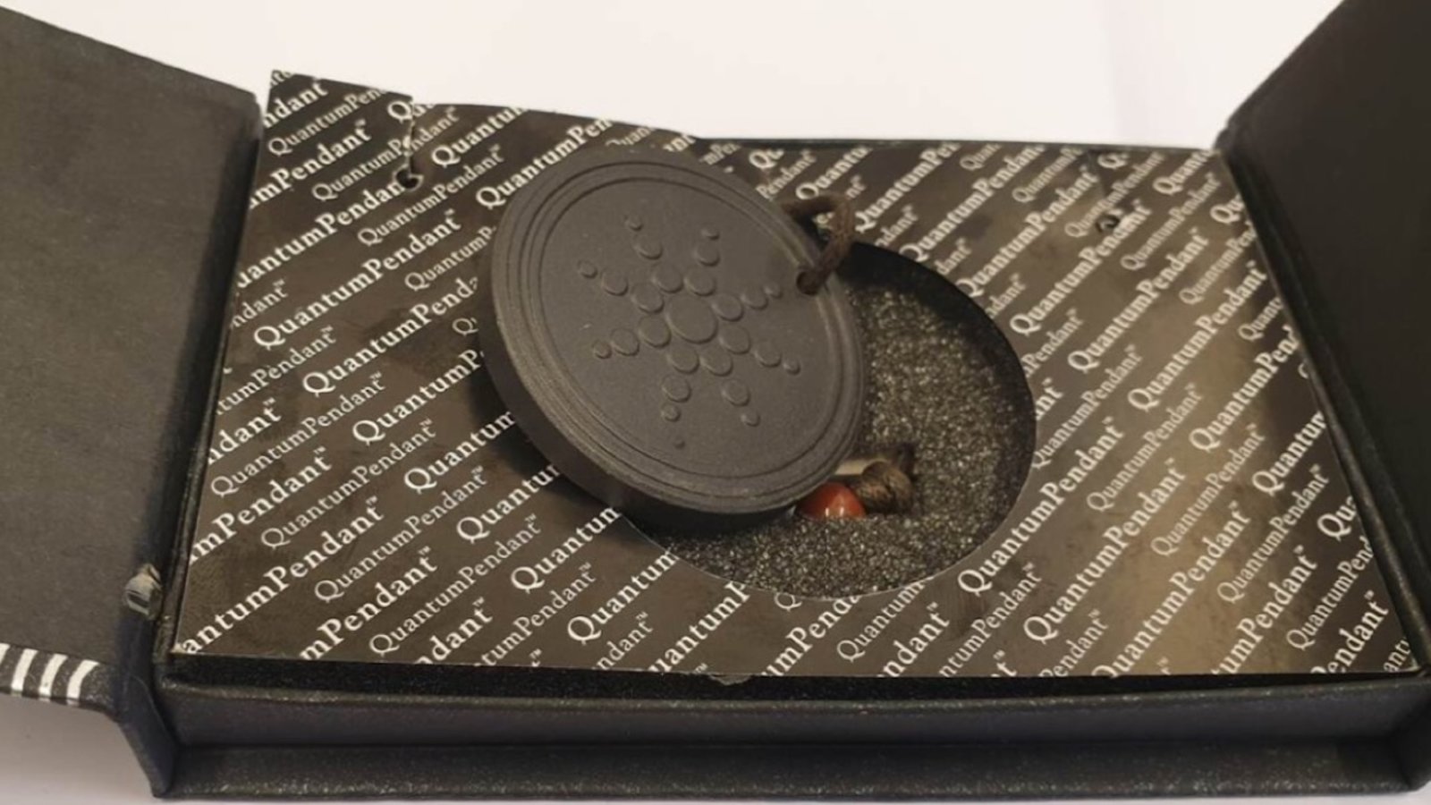 Pour se « protéger » des ondes 5G, un collier radioactif ?