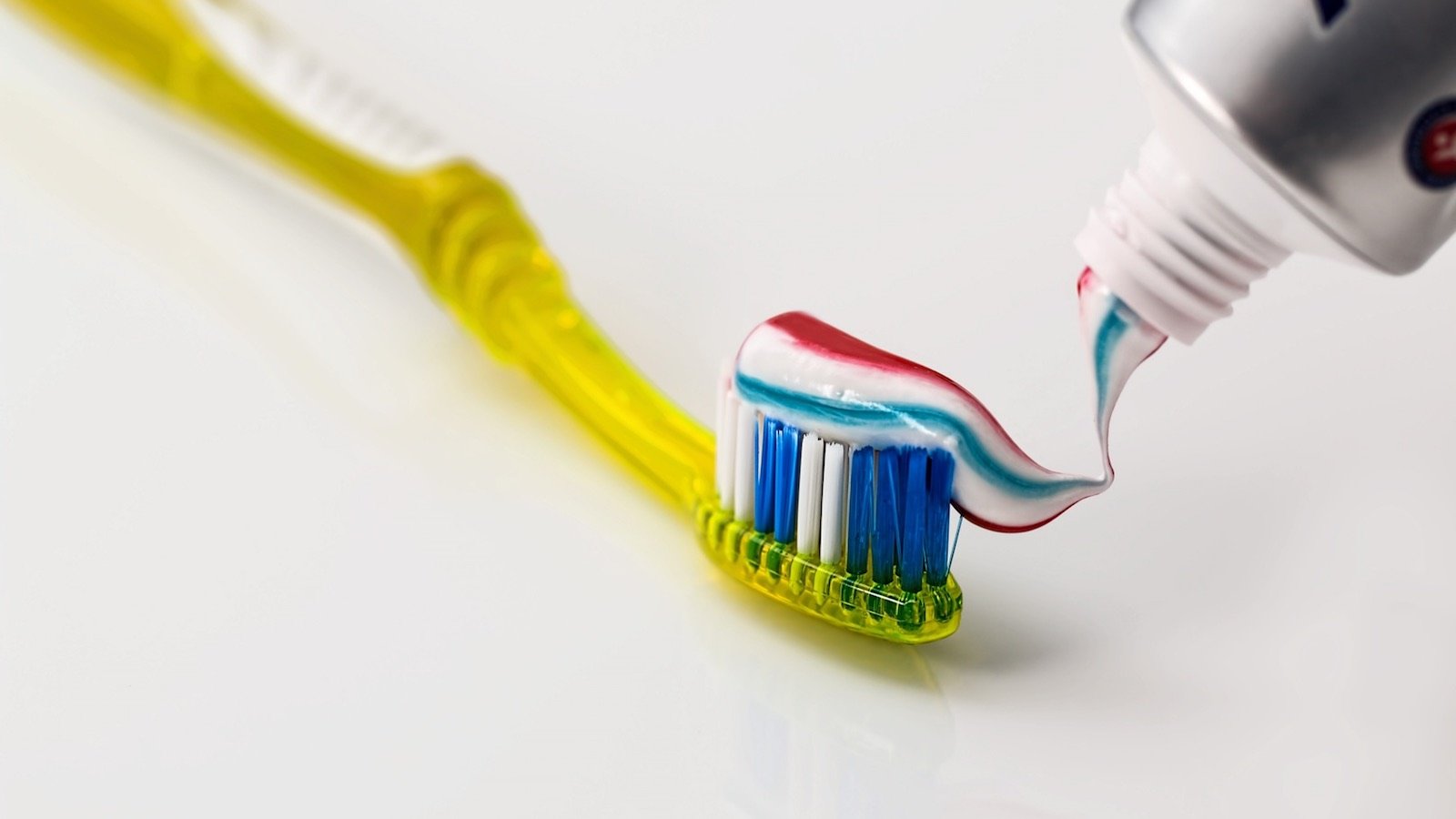 Faut-il vraiment brosser ses dents pendant au moins 2 minutes ?