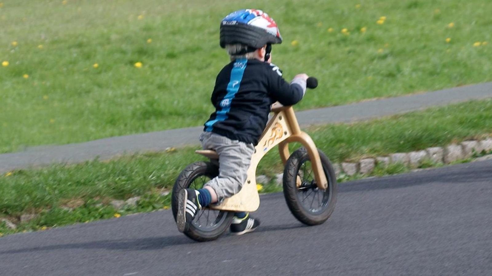 Le vélo sans pédales facilite-t-il l’apprentissage de la bicyclette ?