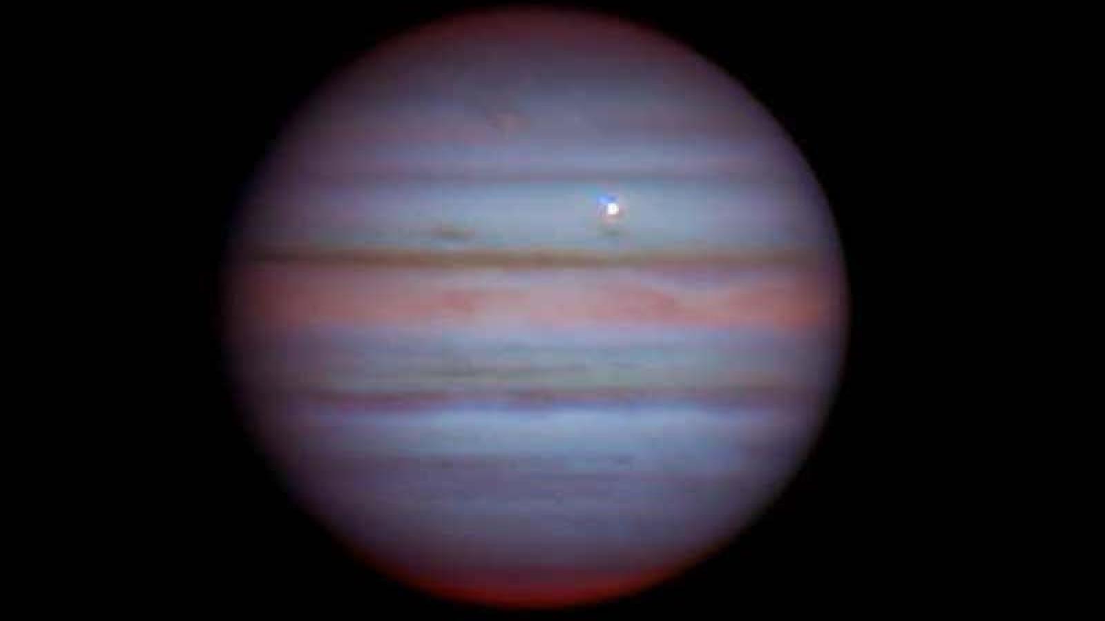 Vidéo: un impact géant sur Jupiter filmé en direct
