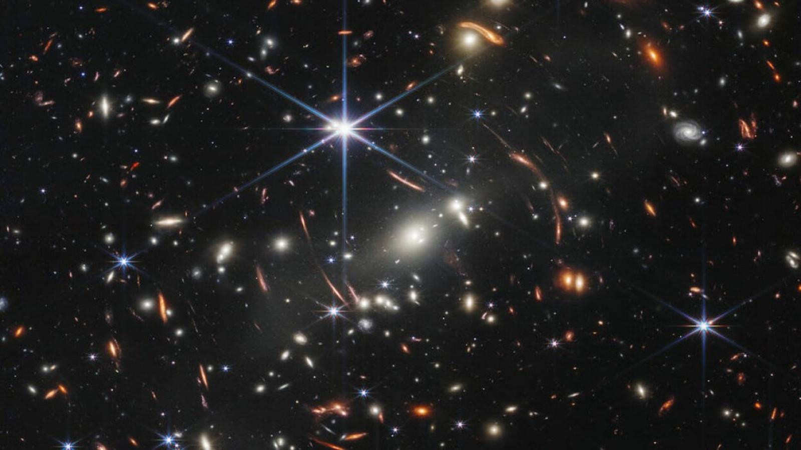 Premières images du télescope spatial James-Webb: le ciel avant / après