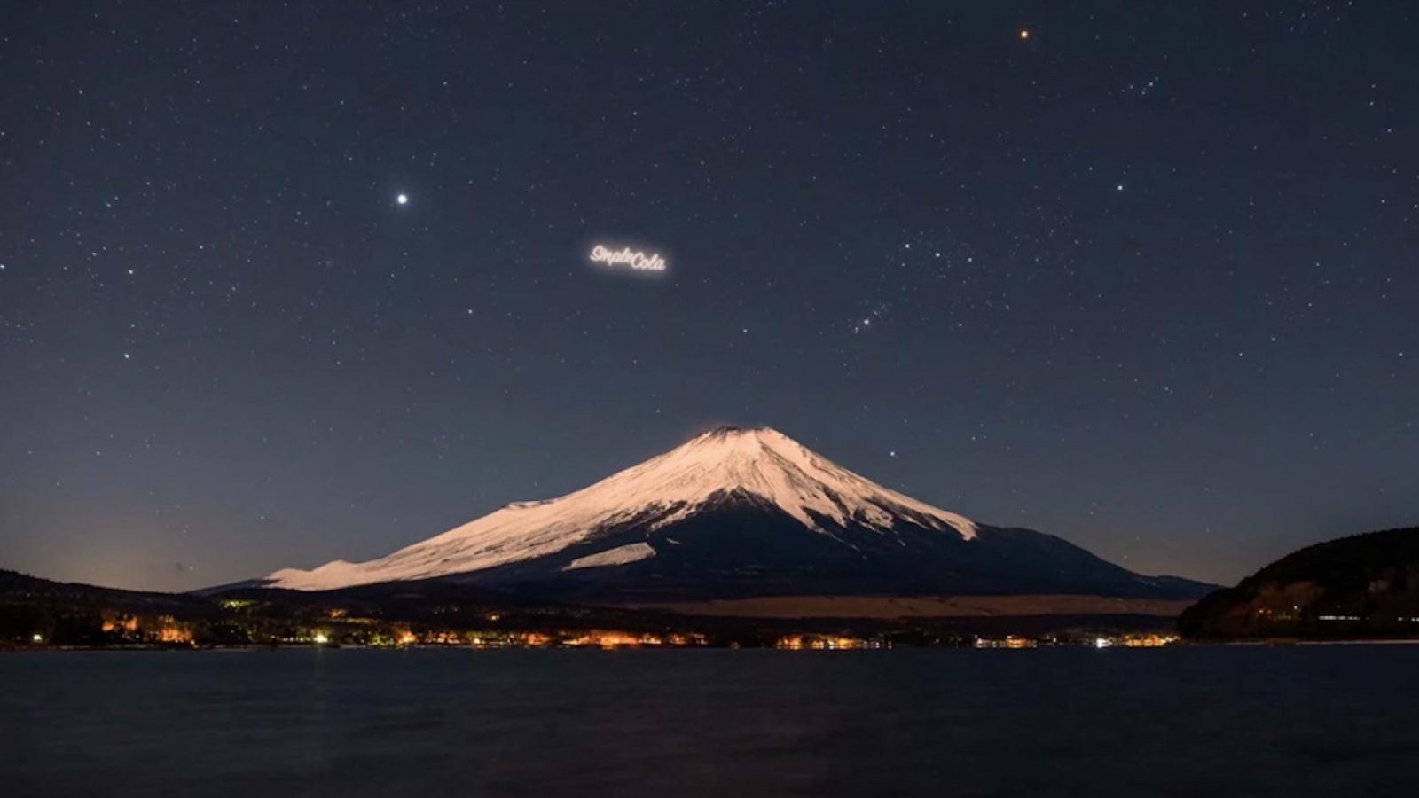 Des publicités dans l'espace visibles la nuit