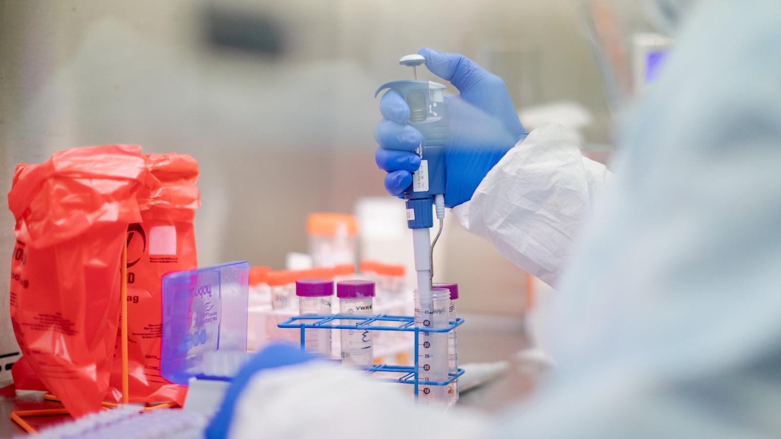 Covid-19: les vaccinés plus à risque d’être infectés par Omicron ?