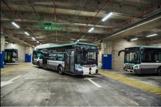 Un bus autonome capable de s’orienter et se localiser pour se garer