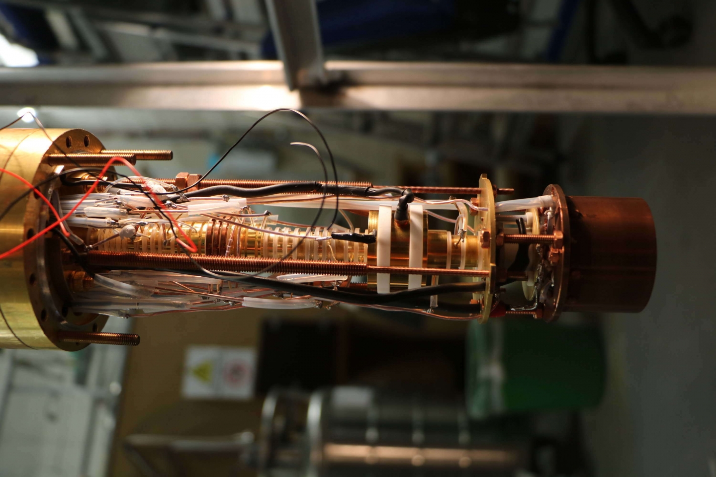 La masse du proton mesurée plus faible que prévu