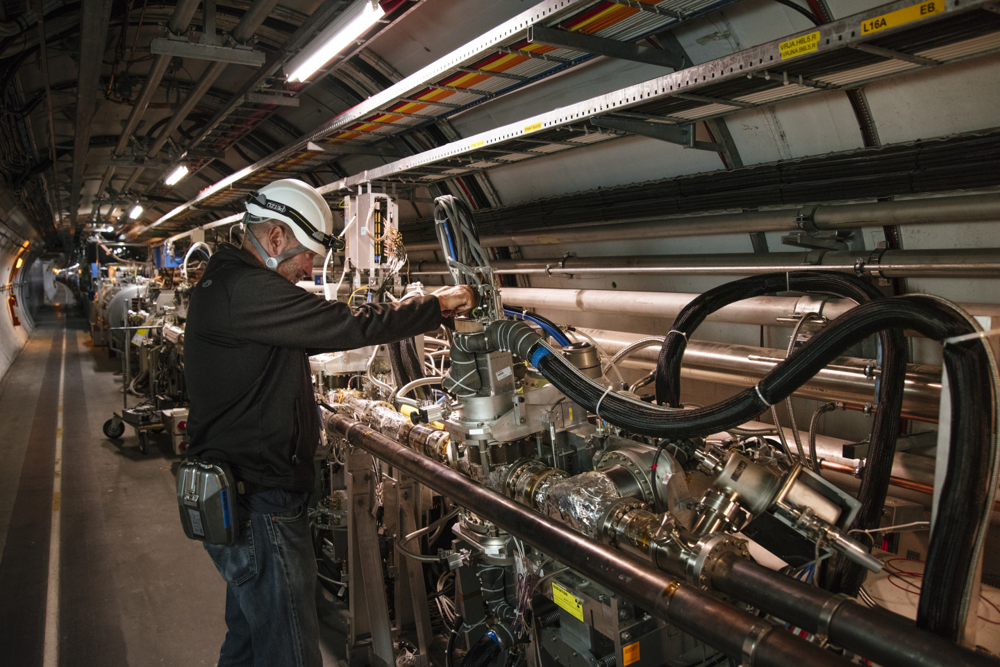 Des gluons impairs cachés dans les protons