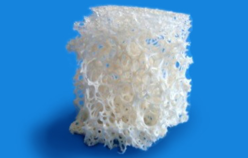 Un nouveau matériau synthétique promet de bousculer le monde des implants osseux