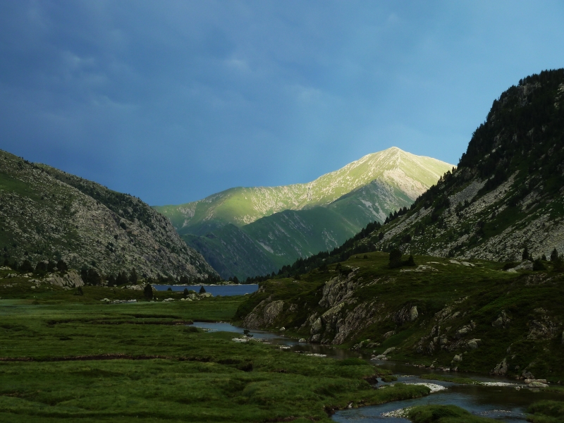 Des microplastiques apportés par voie atmosphérique dans les Pyrénées