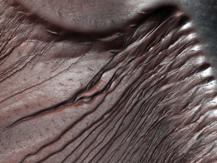 Les ravines de la planète Mars formées par la glace carbonique, et non de l'eau liquide
