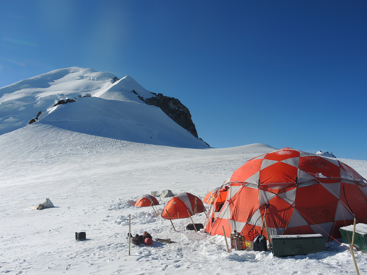 L’évolution paradoxale des glaciers de très haute altitude dans le massif du Mont-Blanc