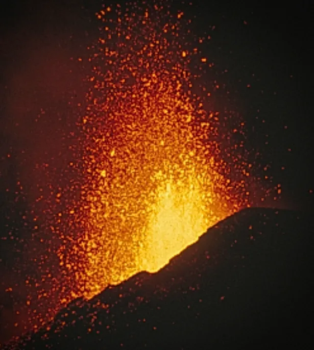 Un mécanisme de glissement de flanc de volcan inédit révélé par l’imagerie satellitaire