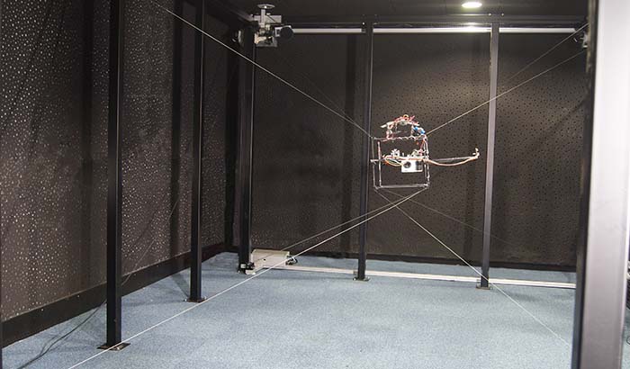 Un robot pour suivre et filmer le vol des insectes