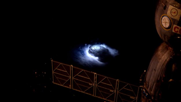 Observation de jets bleus depuis la Station spatiale internationale