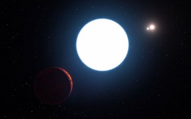 Une étrange planète entourée de trois Soleils