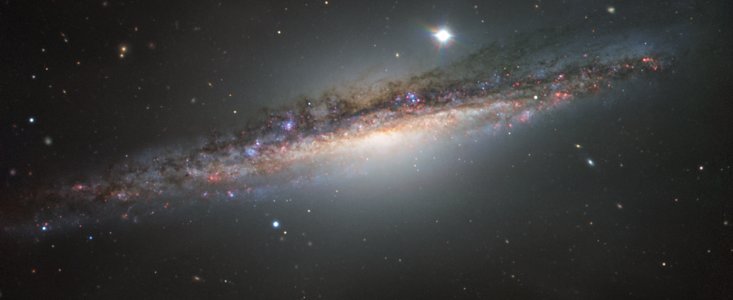 Une galaxie vue par la tranche