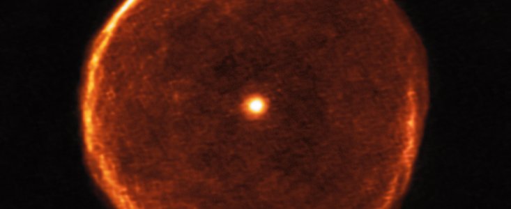 Une étoile en fin de vie projette une bulle de fumée