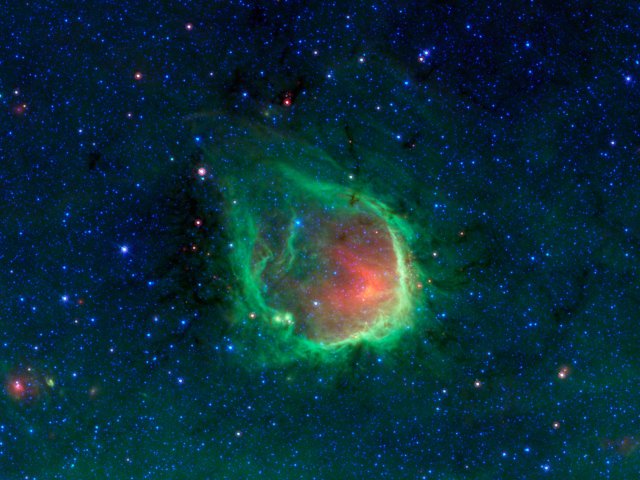 Un anneau d'émeraude dans la nuit sombre
