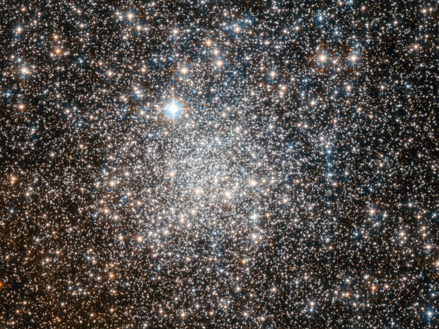 Un amas mystérieux d'étoiles observé par Hubble