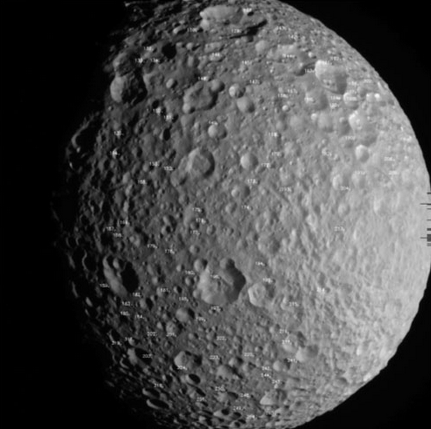 Mimas, une lune de glace de Saturne, pourrait cacher un noyau fortement aplati ou un océan interne