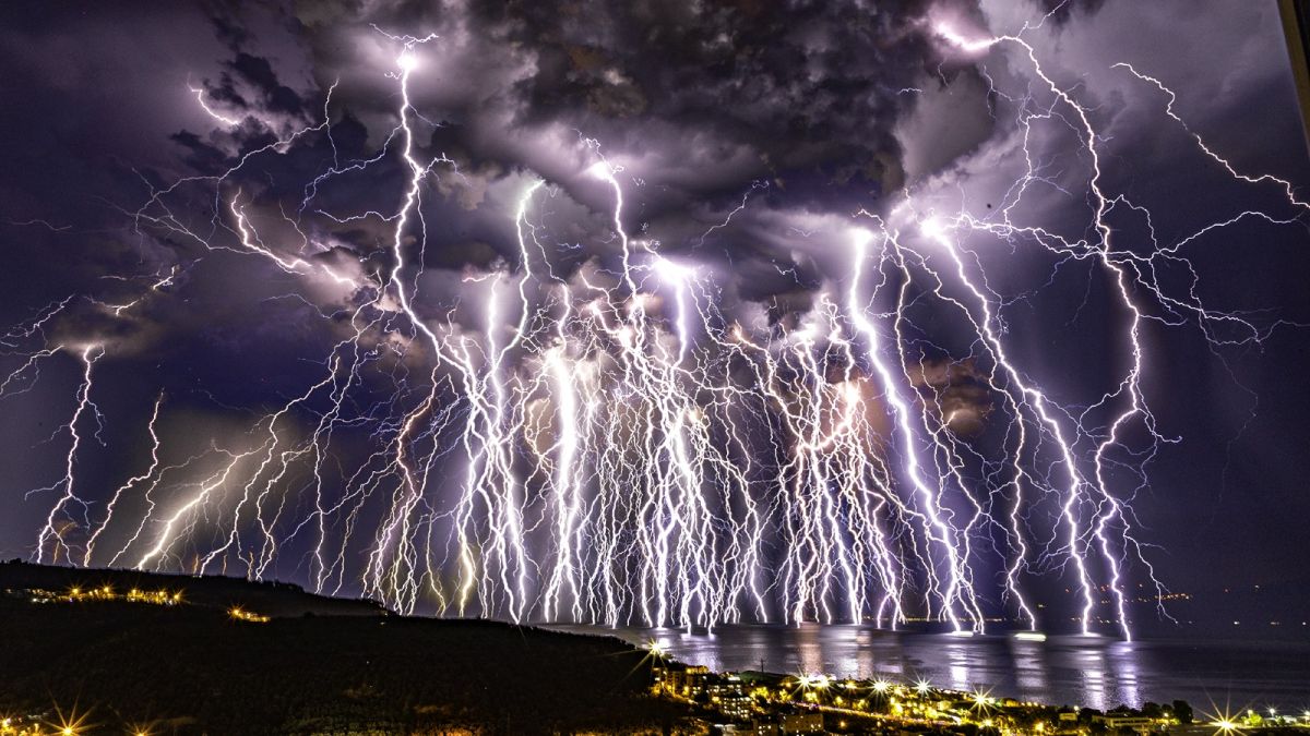 Plus de 100 éclairs sur cette impressionnante image d'un violent orage