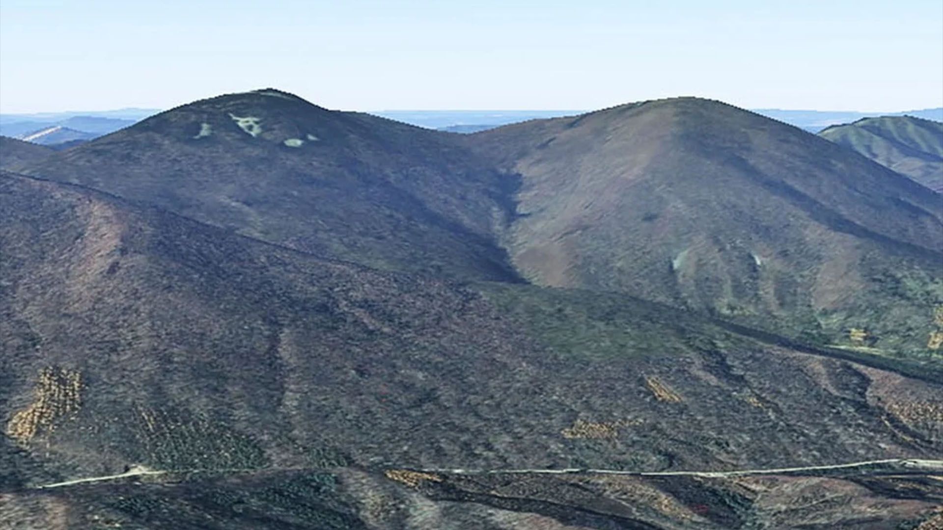Cette montagne a été scindée en deux par un impact cosmique
