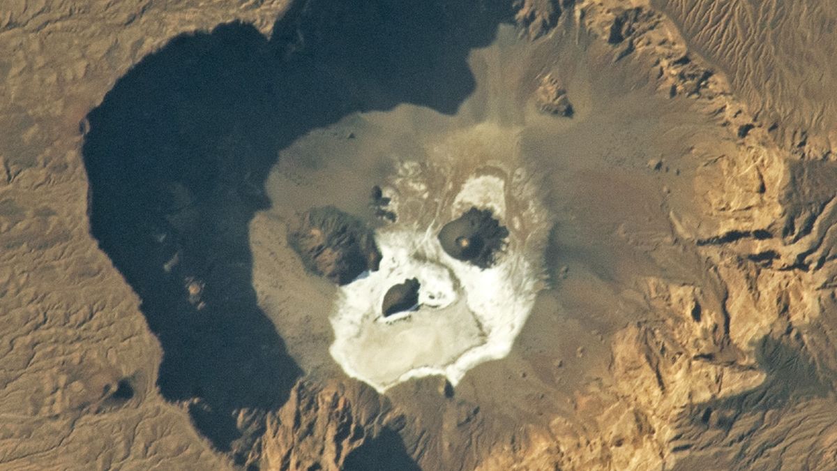 Un immense "crâne" d'un kilomètre capturé sur Terre depuis l'espace